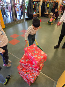 Baut einen Geschenke-Turm!